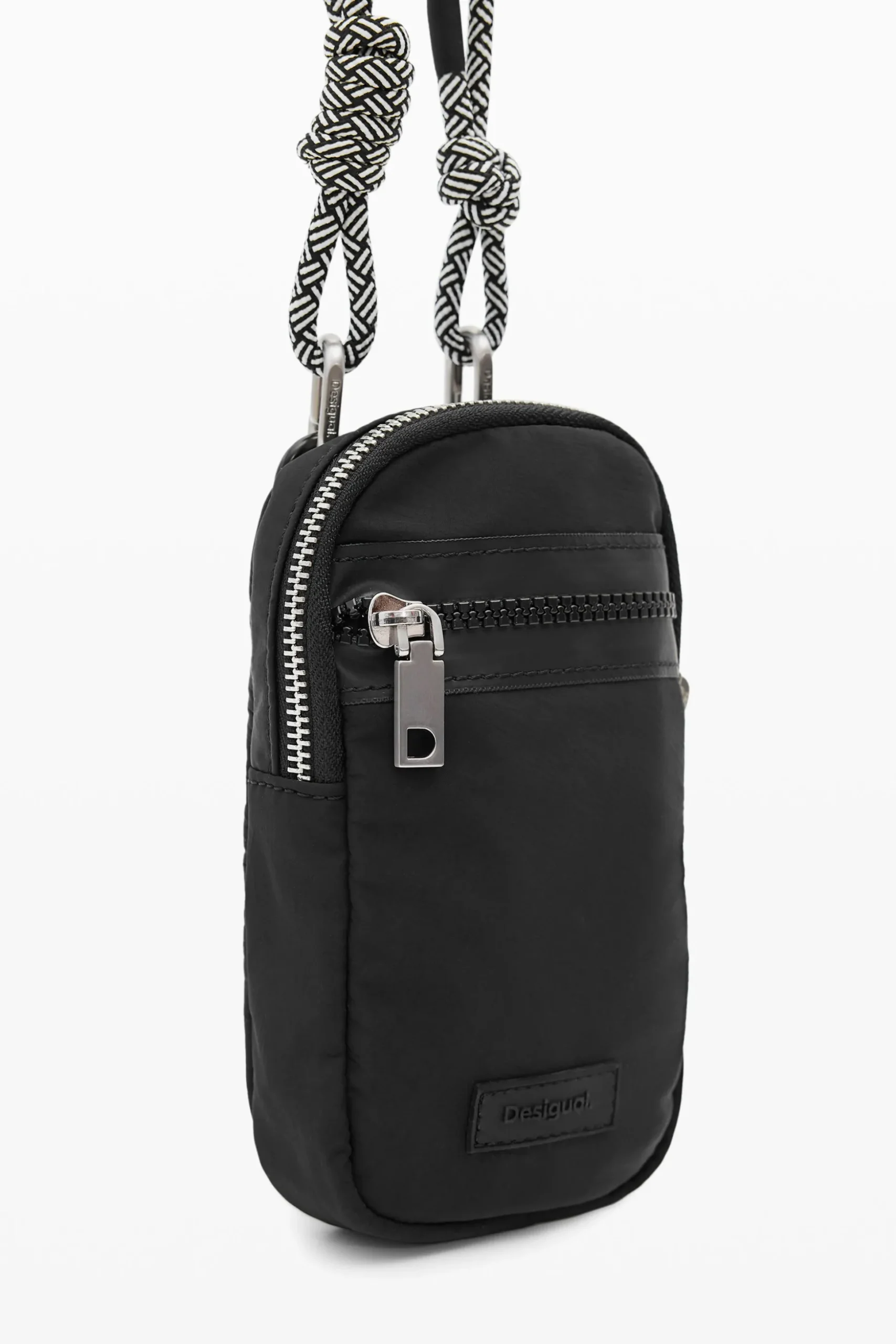 Bag with large handles and zipper