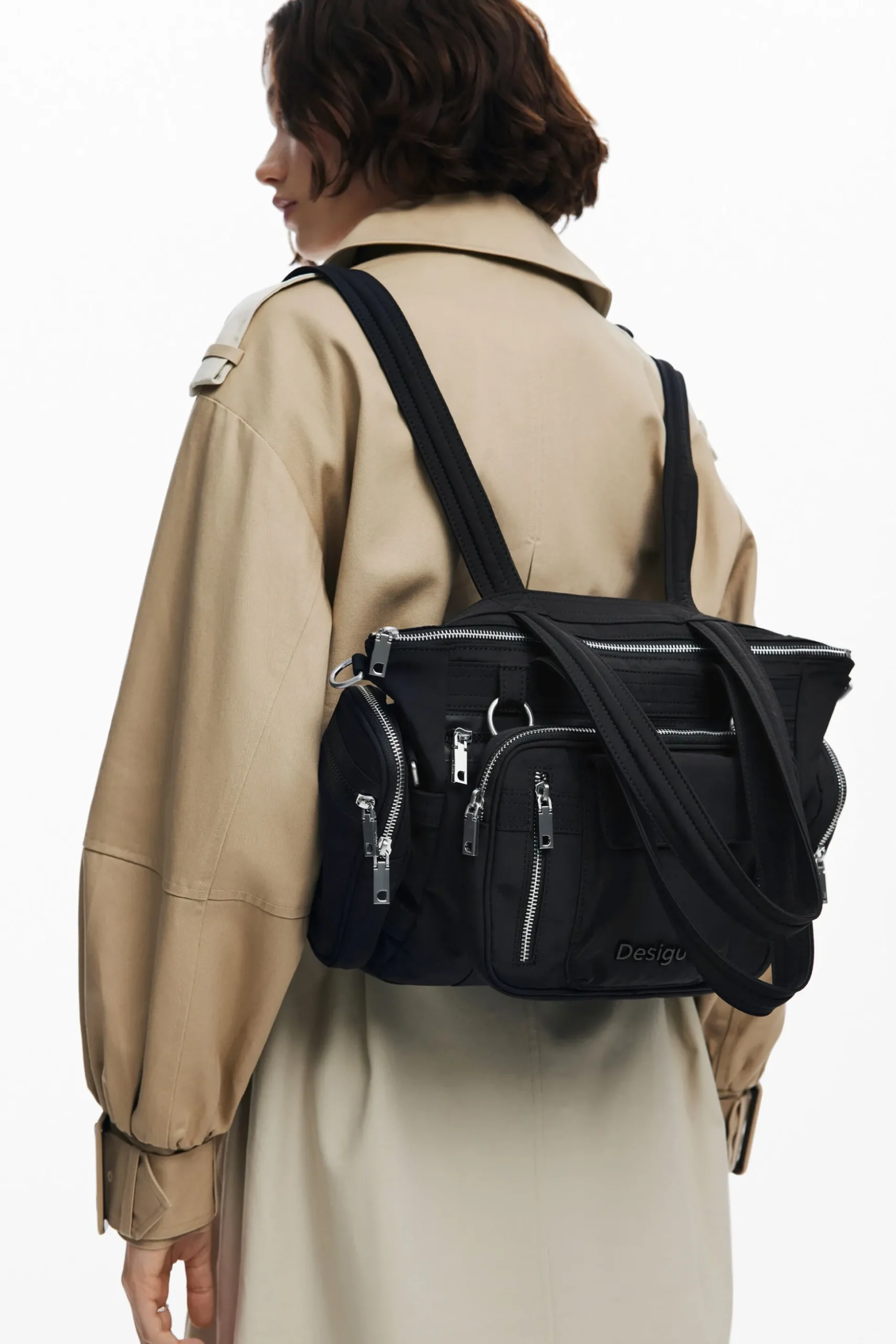 Bag with large handles and zipper