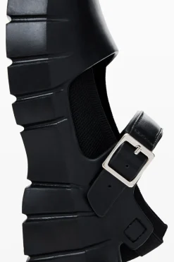 Ballet flat with side release closure