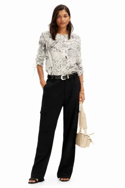 Blouse with adjustable sleeves and text prints.