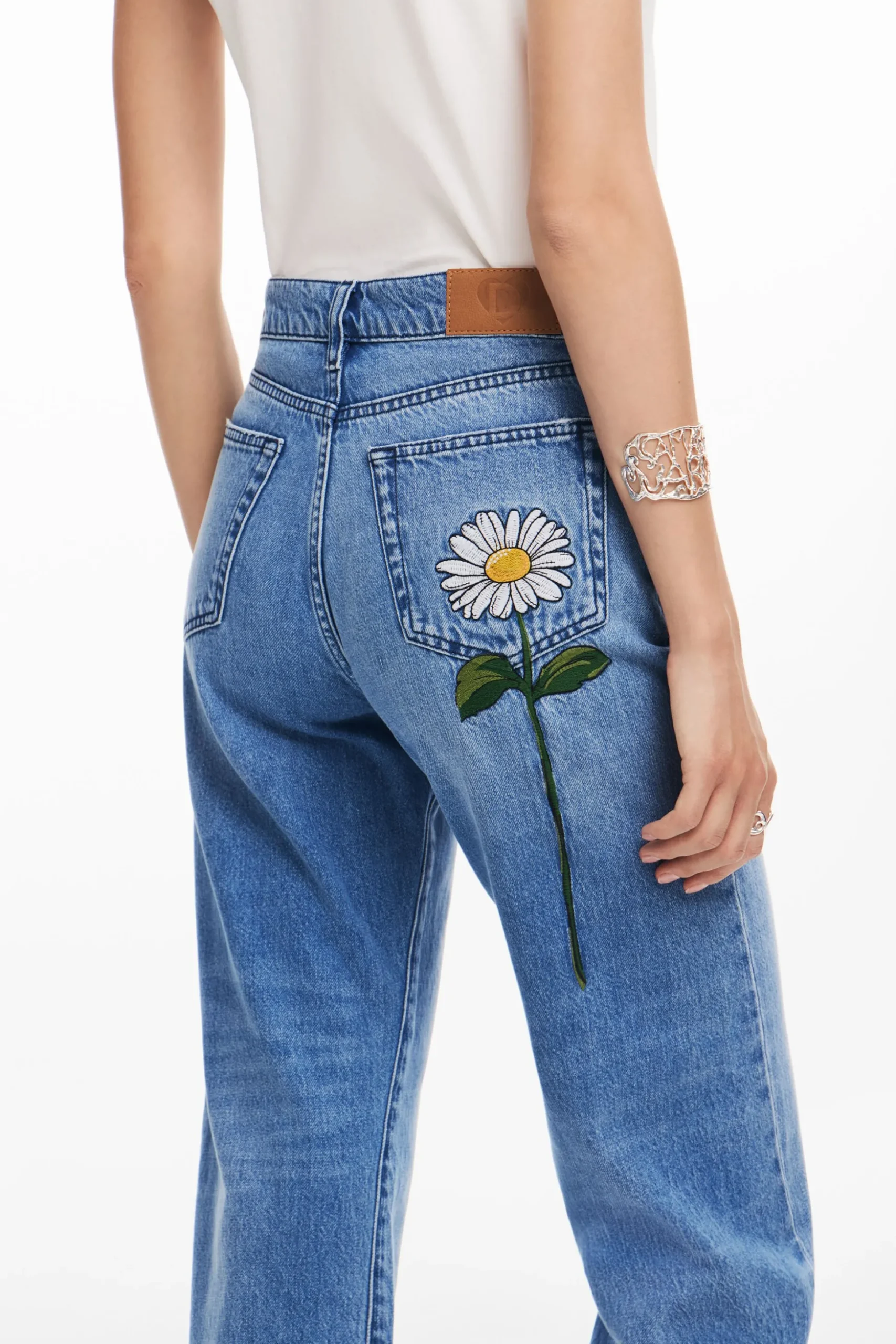 Denim with daisy illustration