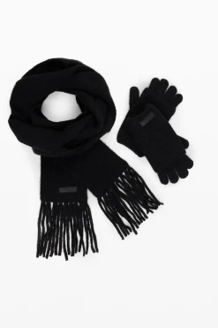 Gloves and scarf pack