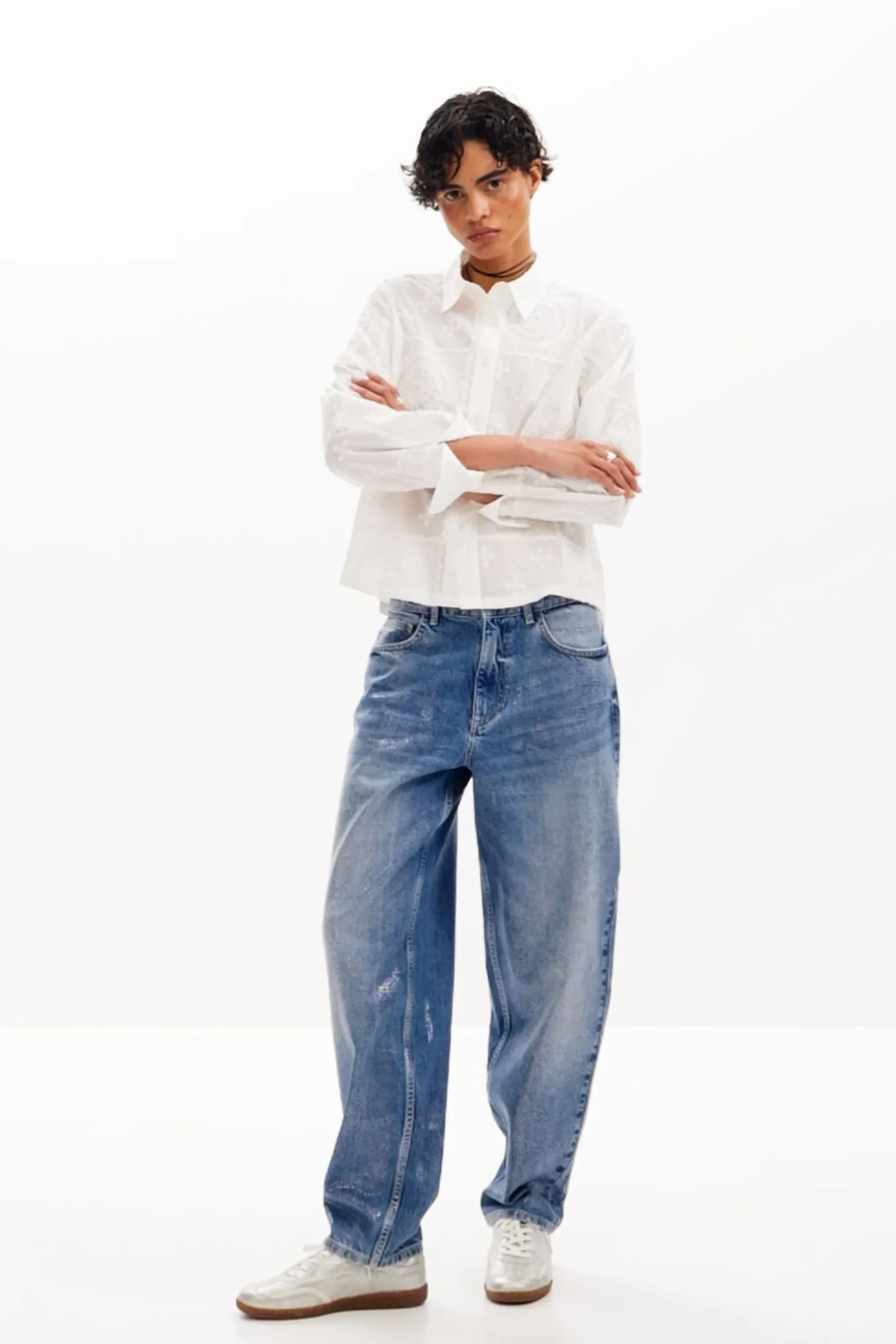 Plain shirt with embroidery