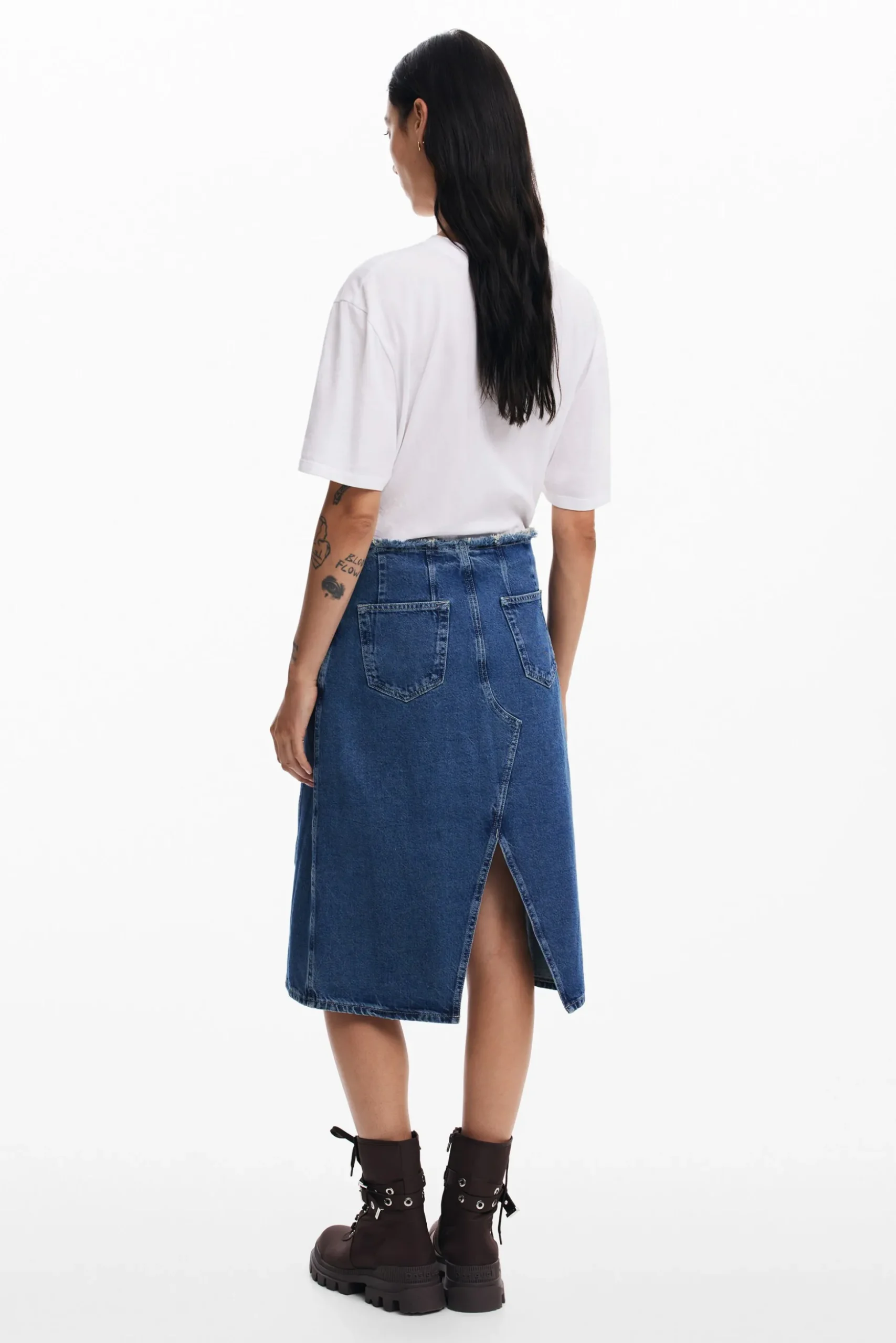 Plain T-shirt details