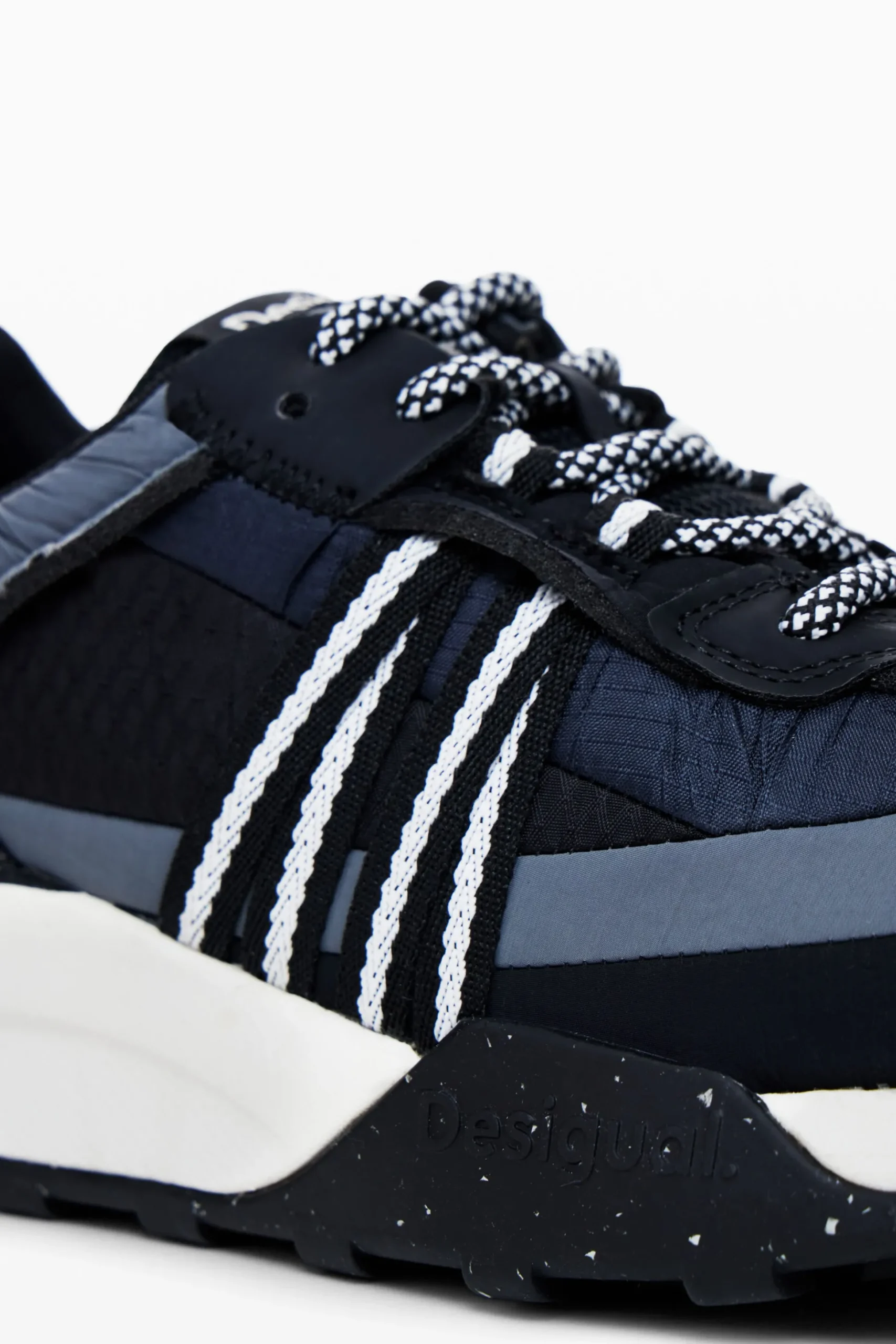 Runner patch sneakers