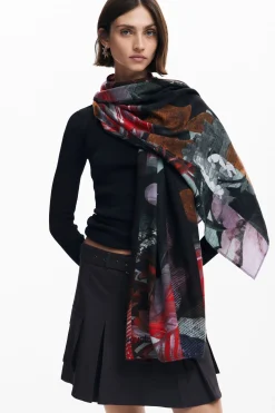 Scarf with large flowers
