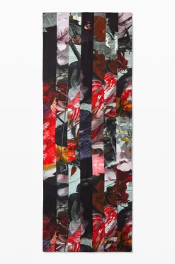 Scarf with large flowers
