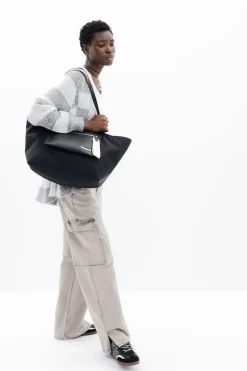 Shopper bag with pocket