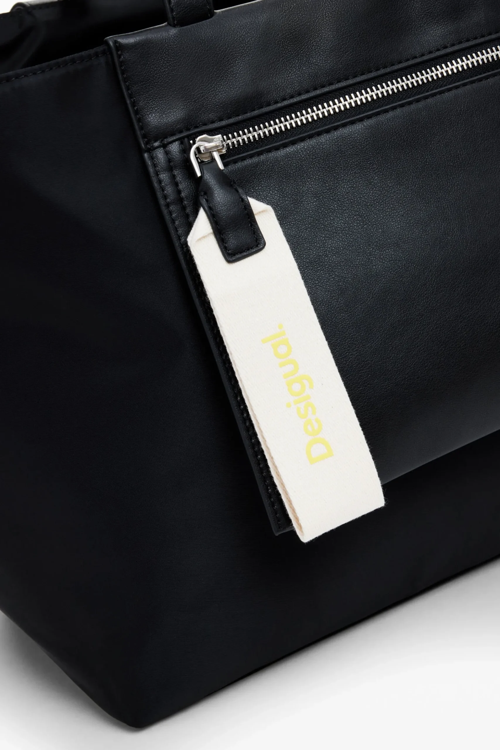 Shopper bag with pocket