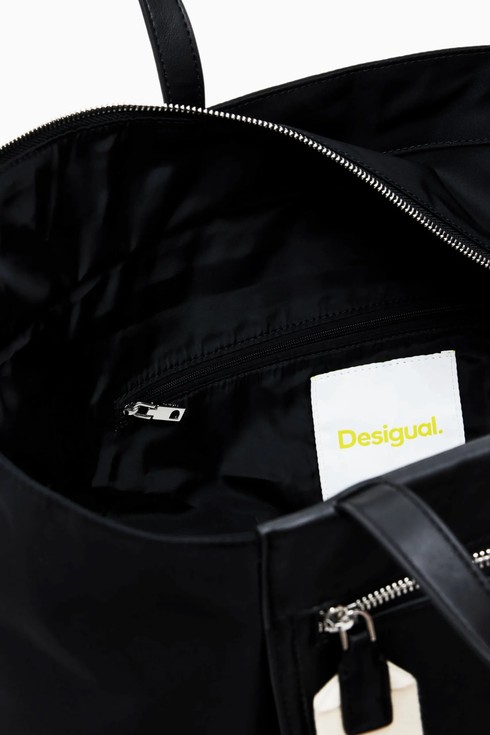 Shopper bag with pocket