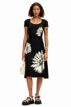 Short-sleeved midi dress with neckline and daisies.