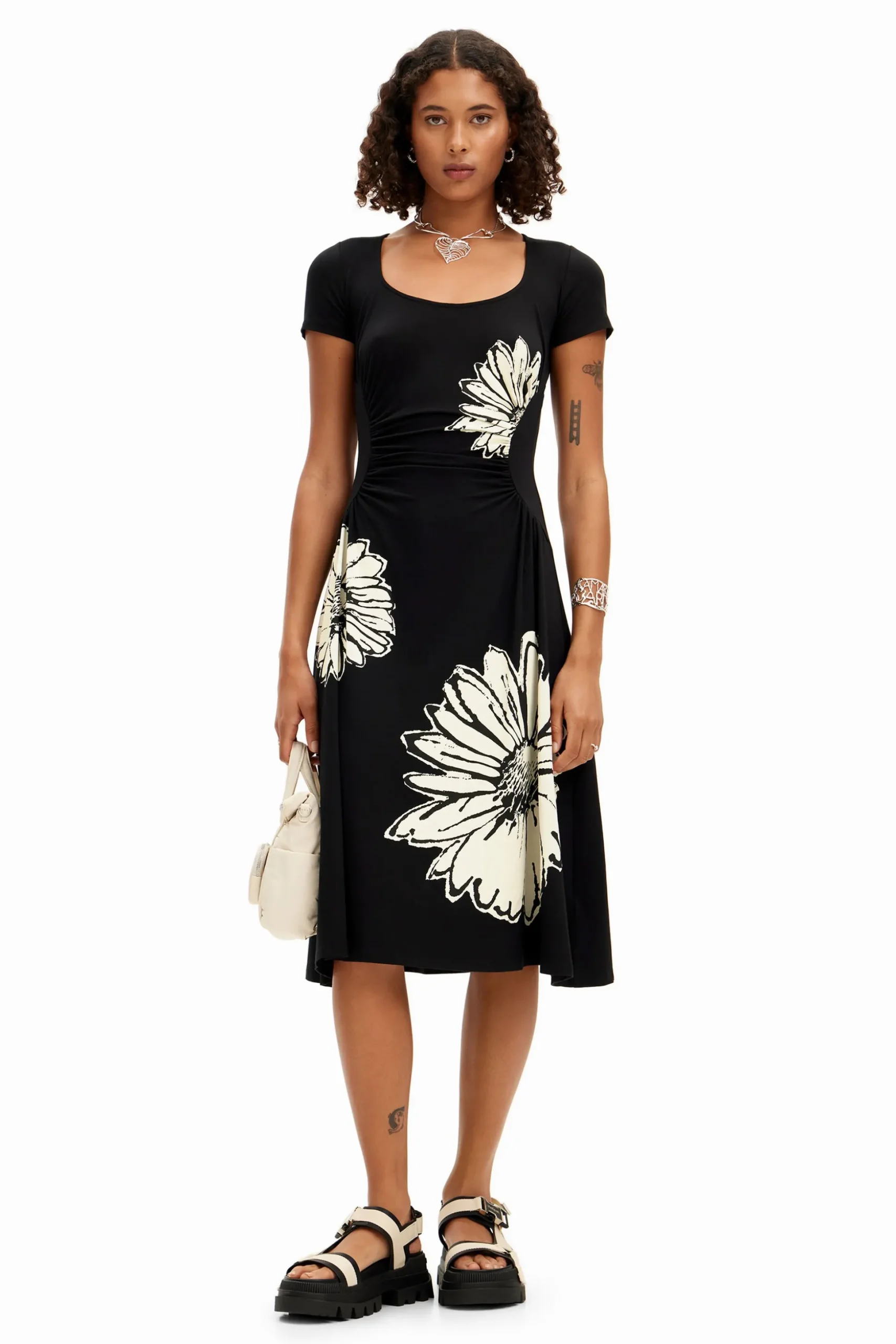 Short-sleeved midi dress with neckline and daisies.