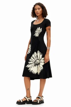 Short-sleeved midi dress with neckline and daisies.