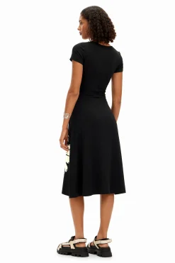Short-sleeved midi dress with neckline and daisies.