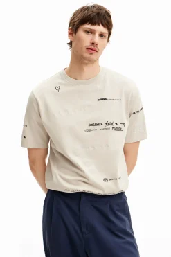 Short-sleeved T-shirt with lettering design