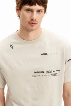 Short-sleeved T-shirt with lettering design