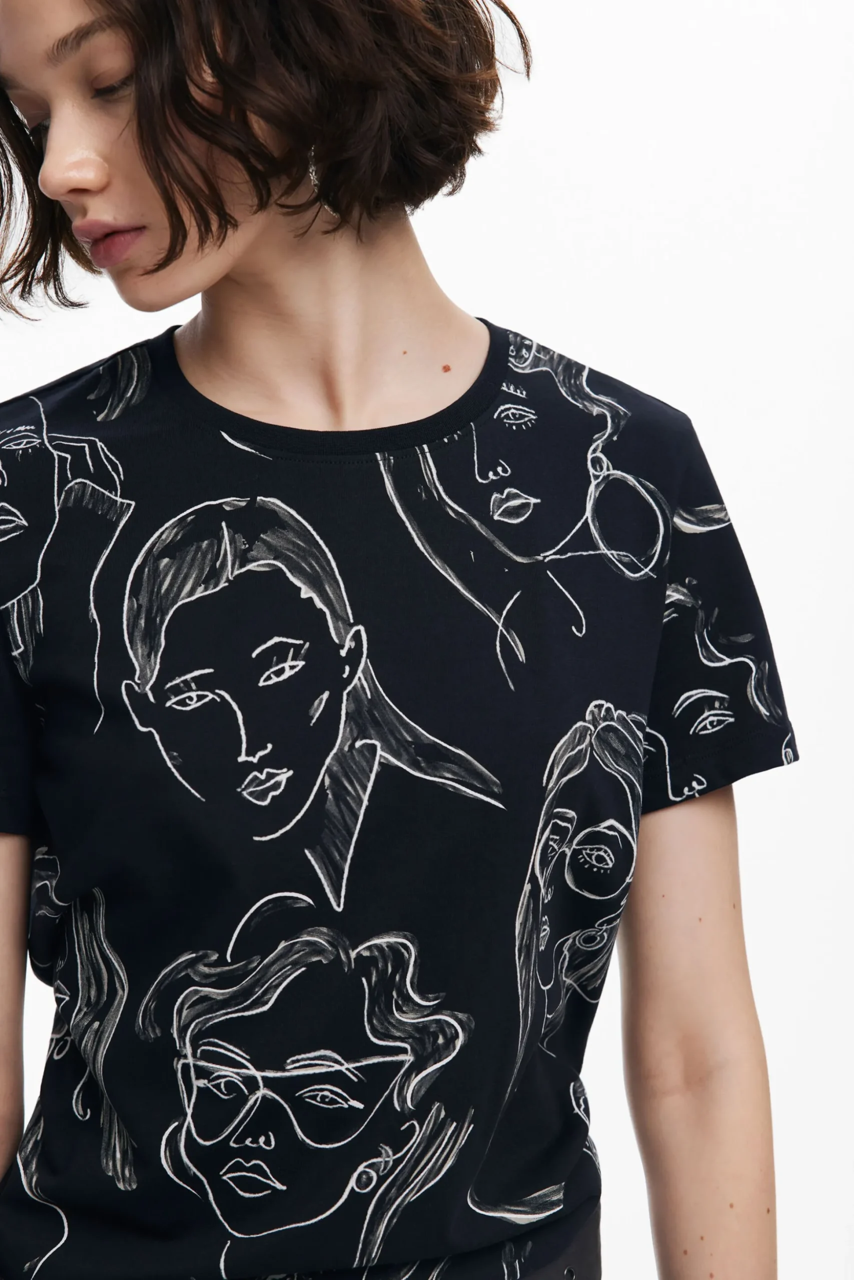 Short-sleeved T-shirt with faces