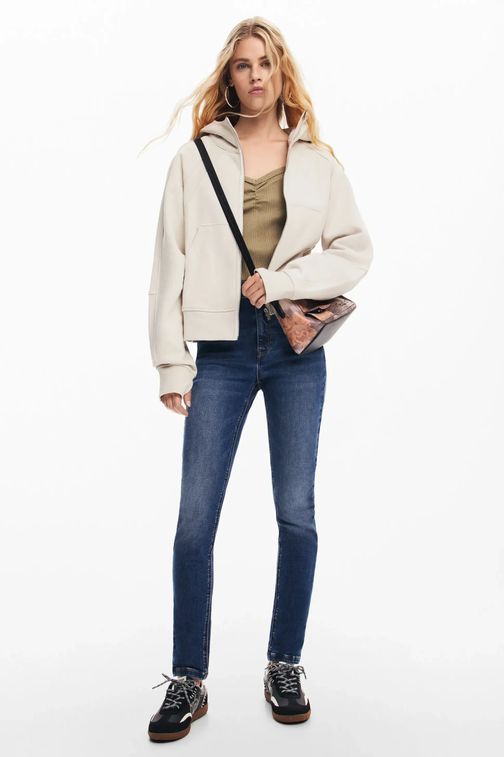 Straight jeans with plain pockets