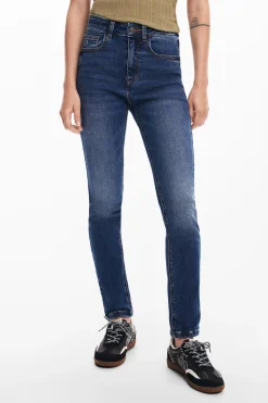 Straight jeans with plain pockets