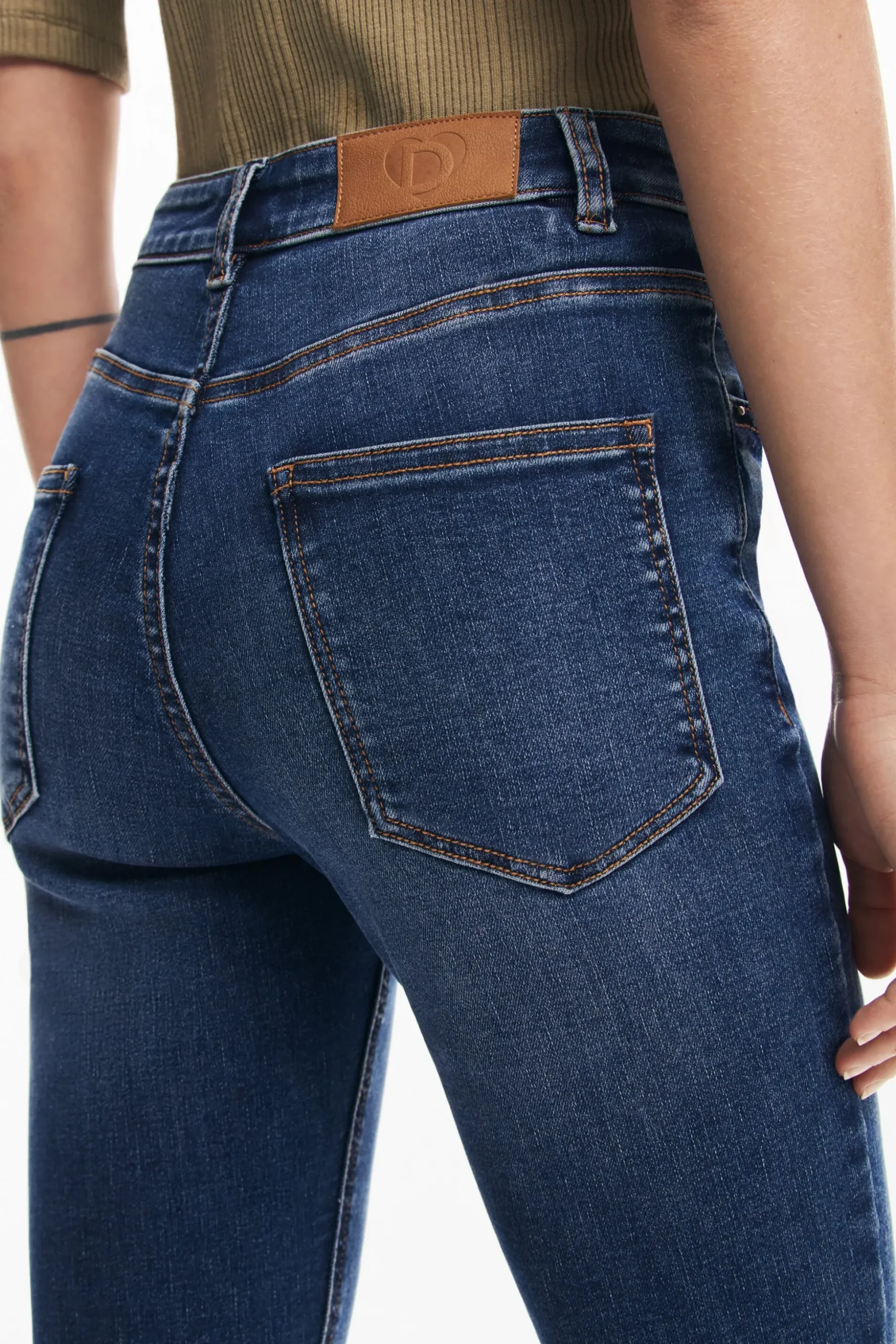Straight jeans with plain pockets