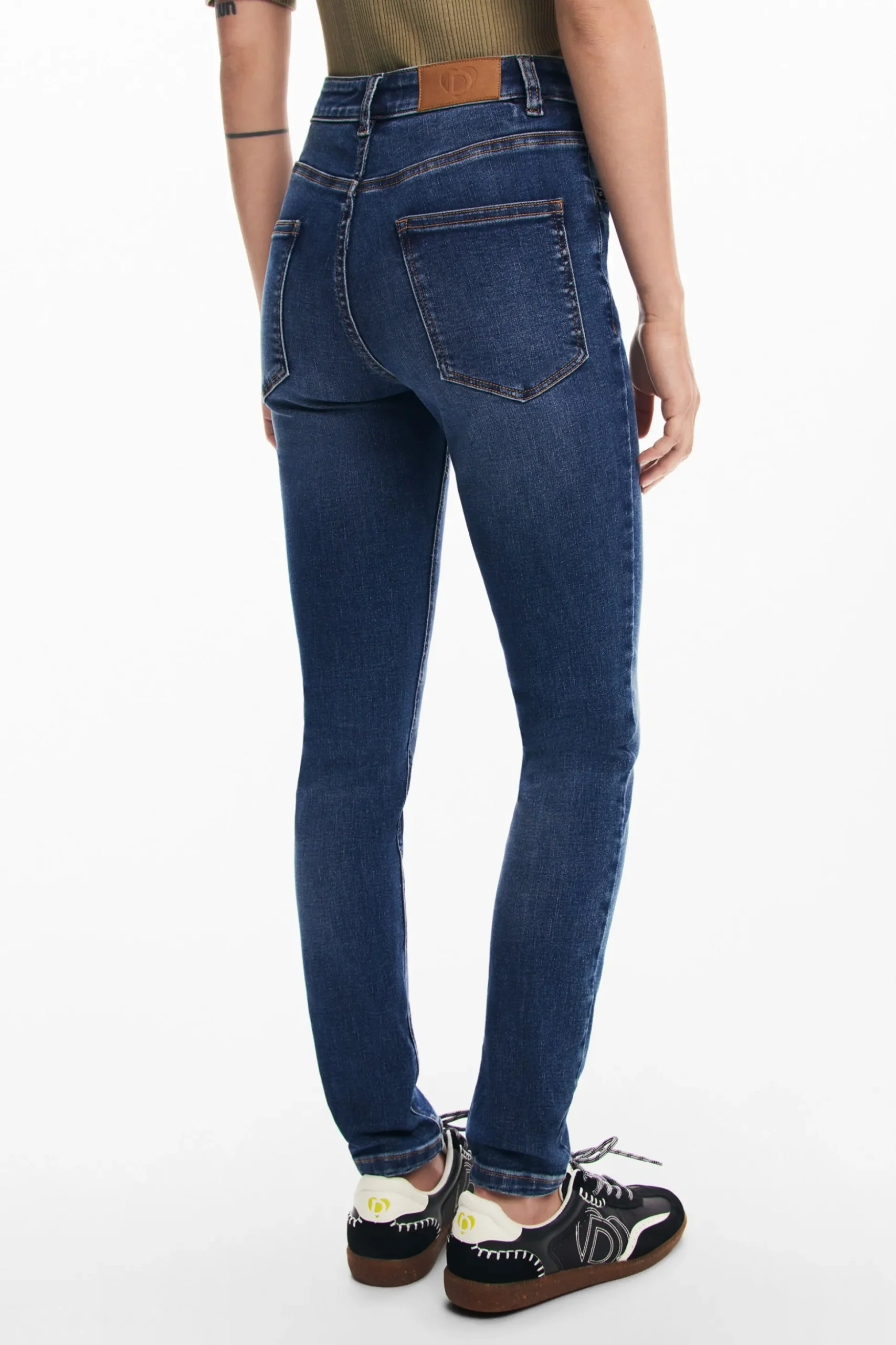 Straight jeans with plain pockets