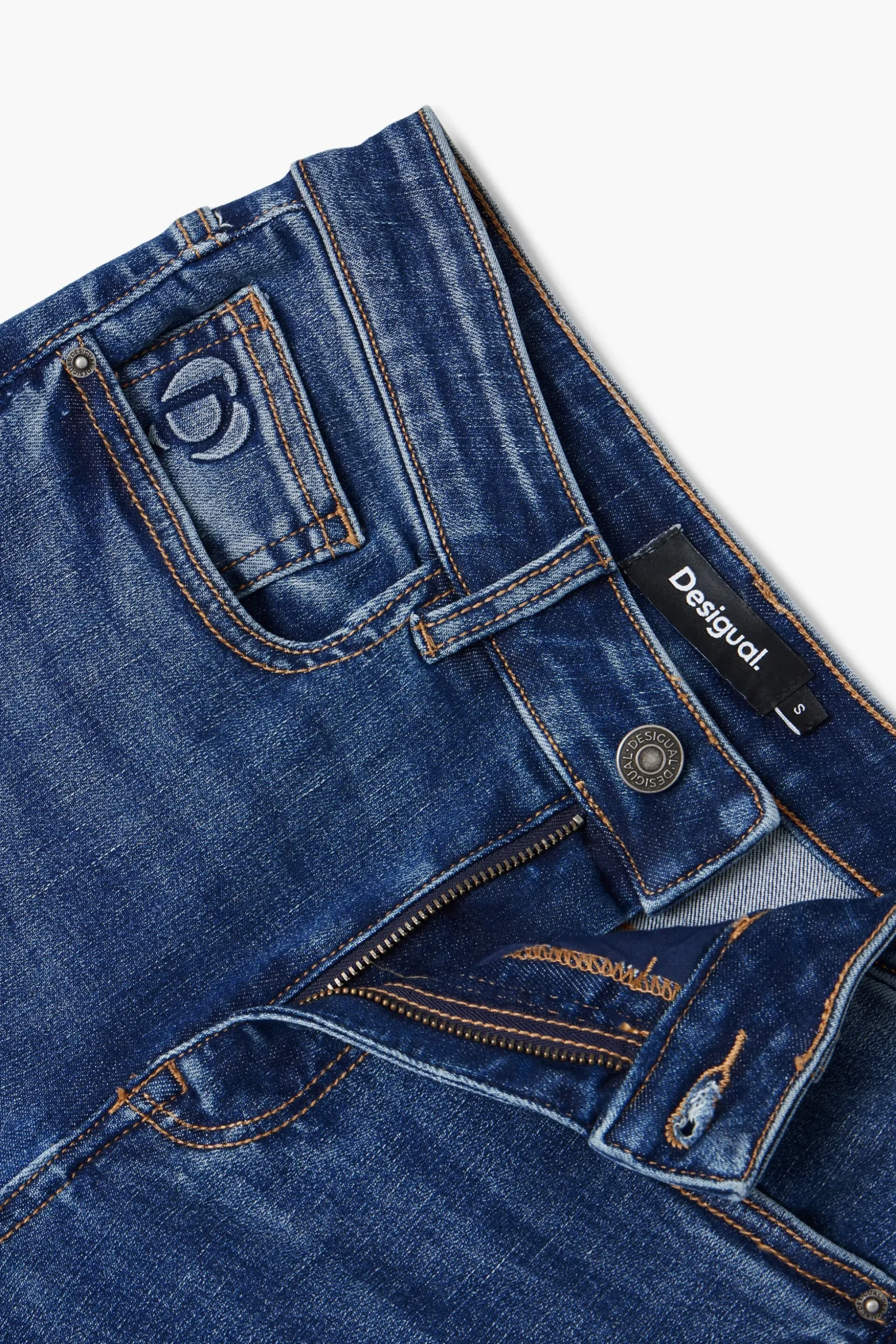 Straight jeans with plain pockets