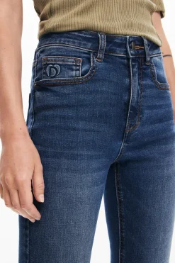 Straight jeans with plain pockets
