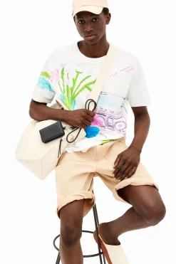 T-shirt with printed drawings