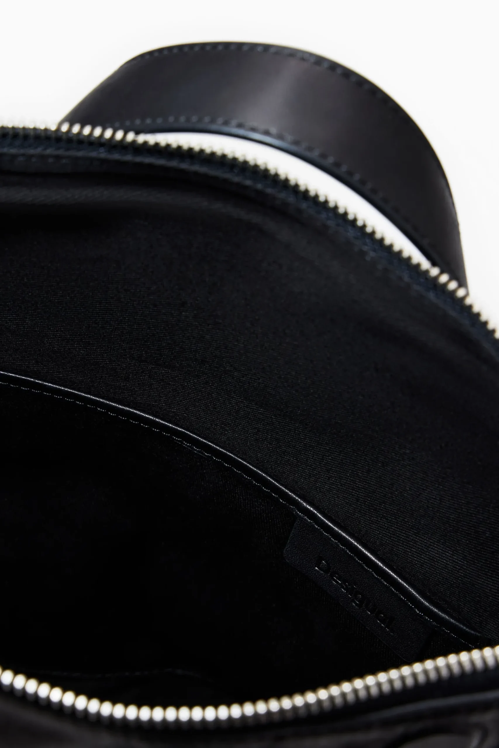 Voyager M leather backpack